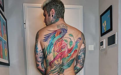 Fedez mostra il tattoo della rinascita sulla schiena: cosa significa