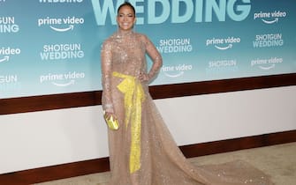 Jennifer Lopez, yellow bow and nude look for the premiere of An Explosive Wedding.  PHOTO