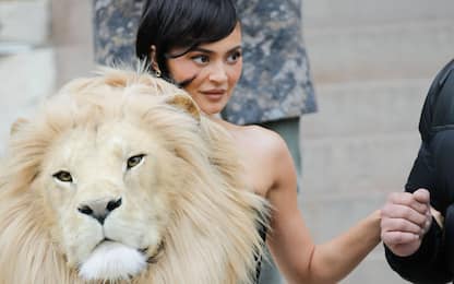 Kylie Jenner criticata per l'abito Schiaparelli con la testa di leone