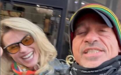 Michelle Hunziker ed Eros Ramazzotti cantano Più bella cosa. VIDEO