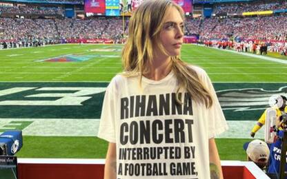 Super Bowl, la foto in cui Cara Delevingne commenta lo show di Rihanna