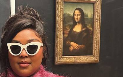 Lizzo in visita al Louvre, la foto con la Gioconda