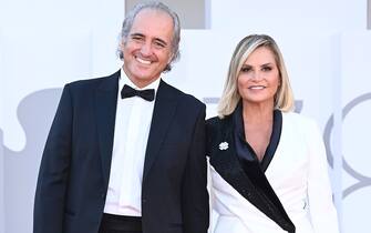1339103337 VENICE, ITALY - SEPTEMBER 08: Giovanni Terzi and Simona Ventura attend the red carpet of the movie "Freaks Out" during the 78th Venice International Film Festival on September 08, 2021 in Venice, Italy. (Photo by Daniele Venturelli/WireImage)