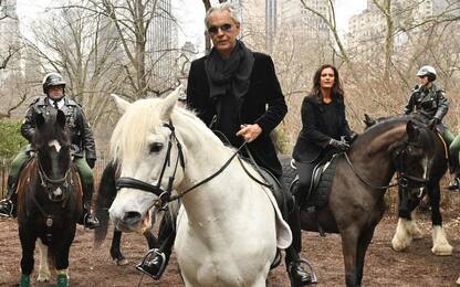 Bocelli si esibisce a sorpresa a Times Square, l'arrivo a cavallo 