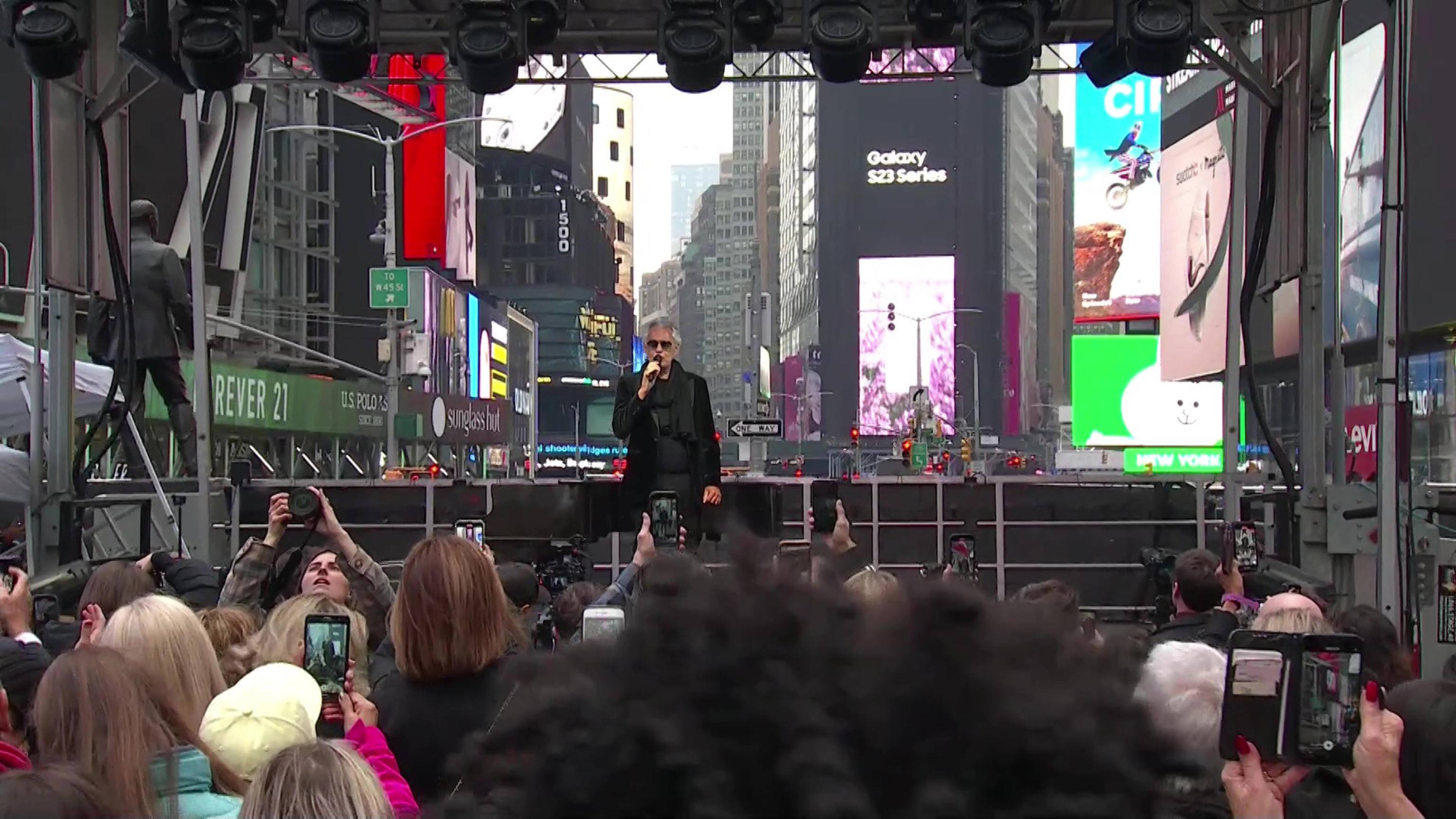 Andrea Bocelli si è esibito a Times Square davanti ai fan in delirio, incantati ed esaltati dallo spettacolare arrivo a sorpresa del tenore a cavallo, insieme a sua moglie Veronica, 26 Marzo 2023. ANSA/US



+++ HO NO SALES - EDITORIAL USE ONLY +++ o +++ ANSA PROVIDES ACCESS TO THIS HANDOUT PHOTO TO BE USED SOLELY TO ILLUSTRATE NEWS REPORTING OR COMMENTARY ON THE FACTS OR EVENTS DEPICTED IN THIS IMAGE; NO ARCHIVING; NO LICENSING +++NPK+++