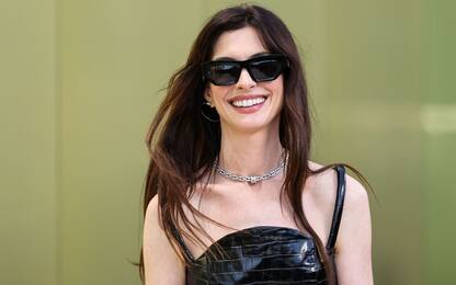 Anne Hathaway protagonista della campagna Versace Icons. FOTO