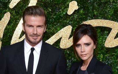 David Beckham e la moglie Victoria ballano a lezione di salsa. VIDEO