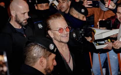 Bono Vox al San Carlo per il concerto con la sciarpa del Napoli. FOTO