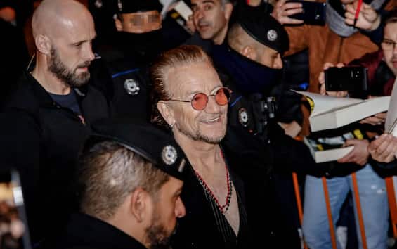 Bono Vox in Naples for the concert receives the scarf of the Neapolitan team