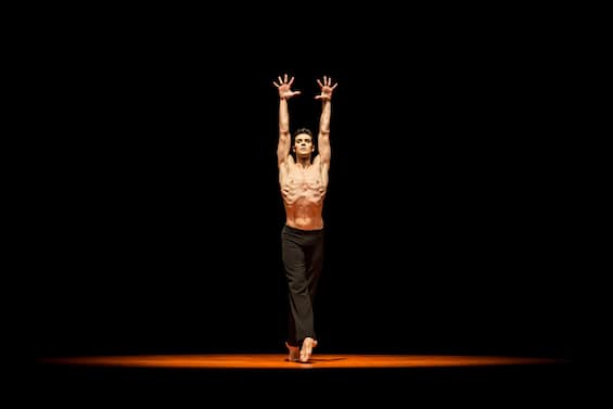 Roberto Bolle at the Arcimboldi in Bolero with the company founded by Béjart.  THE INTERVIEW