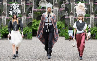 Louis Vuitton, la sfilata all'Isola Bella sul Lago Maggiore: tra gli ospiti  Emma Stone e Cate Blanchett