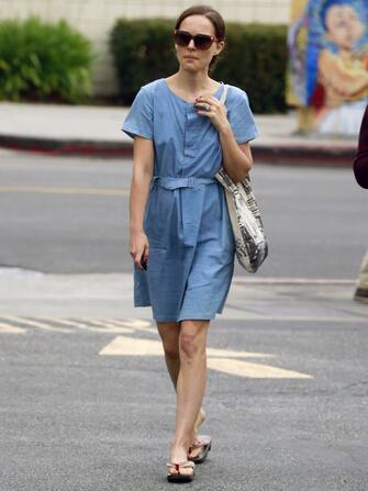 136701, EXCLUSIVE: Natalie Portman seen leaving The Oaks Gourmet in Los Feliz. Los Angeles, California - Tuesday May 5, 2015. Photograph: Juan Sharma/Bruja, © PacificCoastNews. Los Angeles Office: +1 310.822.0419 sales@pacificcoastnews.com FEE MUST BE AGREED PRIOR TO USAGE