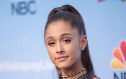 Ariana Grande ironizza sui suoi vecchi make-up VIDEO