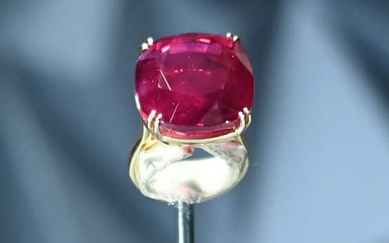 The world's largest ruby, Estrela de Fura, was sold in New York ...