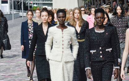 Parigi Haute Couture 2023, la sfilata di Chanel. FOTO