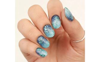 Summer nails, how to do the “mermaid” manicure
