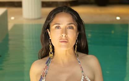 Salma Hayek: video in bikini per festeggiare i 25 milioni di follower