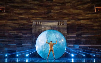 Roberto Bolle danza per il Pianeta sotto la pioggia a Verona. VIDEO