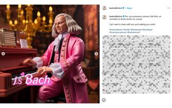 Barbie, the great composers of classical music in pink in the post of the Teatro La Fenice