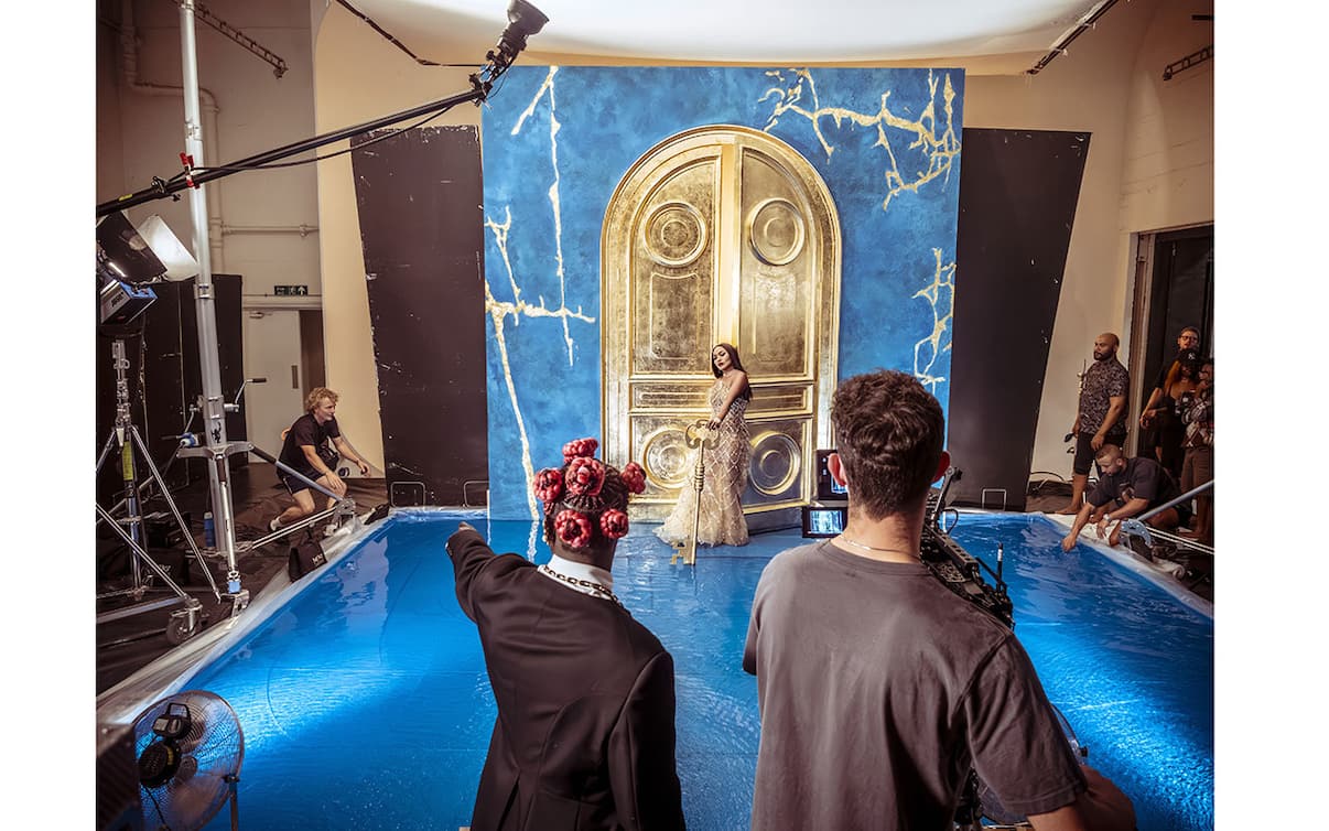 Calendario Pirelli 2024, gli scatti del backstage di Prince Gyasi FOTO