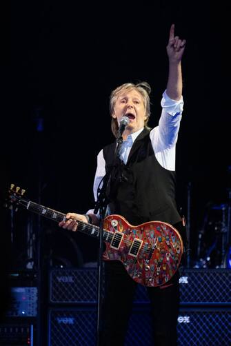 1405277112 GLASTONBURY, ENGLAND - JUNE 25: Paul McCartney performs on The Pyramid Stage during day four of Glastonbury Festival at Worthy Farm, Pilton on June 25, 2022 in Glastonbury, England. (Photo by Harry Durrant/Getty Images)