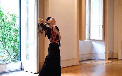 L'étoile Luciana Savignano nei panni di “Sara la Kali”. VIDEO