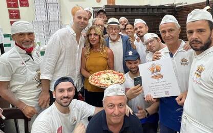 Steven Spielberg a Napoli, pizza da Michele al centro storico. FOTO