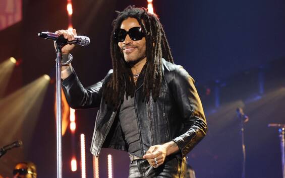Lenny Kravitz debuts on TikTok with the viral maxi-scarf.  VIDEO