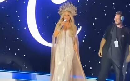 Il siparietto di Mariah Carey: prende lo spazzolone e pulisce il palco