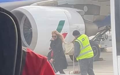 Valeria Marini ha chiesto due facchini per i bagagli all'aeroporto