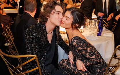 Golden Globe 2024, il bacio tra Timothée Chalamet e Kylie Jenner
