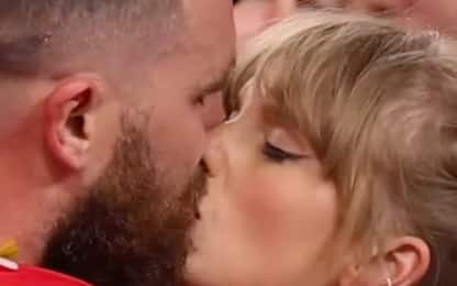 Taylor Swift, il bacio a Travis Kelce dopo la vittoria al Super Bowl