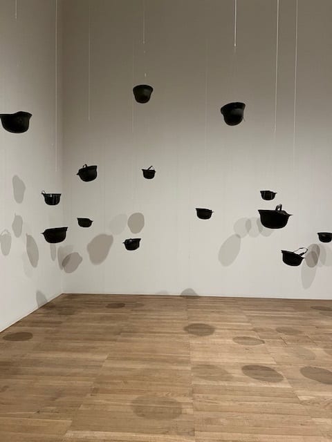 Sky Helmets, una delle installazioni in mostra alla Tate Modern Gallery di Londra per rendere omaggio a Yoko Ono