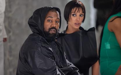 Kanye West, a cena da Cracco a Milano con Bianca Censori. VIDEO