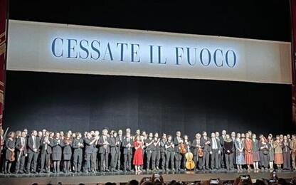 Teatro alla Scala, striscione "Cessate il fuoco" sul sipario