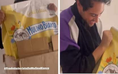 Mahmood riceve una confezione di “cileni ripieni di zucchero”. VIDEO