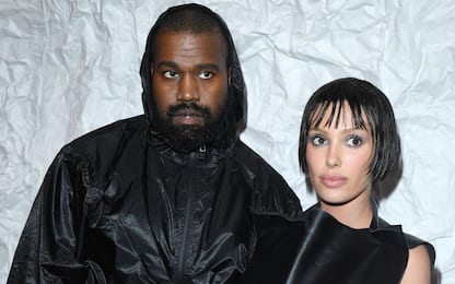 Kanye West esce con Bianca Censori vestita solo con il reggiseno