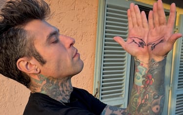 Fedez, un tatuaggio sulle mani per celebrare un nuovo inizio