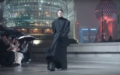 Moda, la sfilata di Balenciaga Spring 2025 a Shanghai. VIDEO
