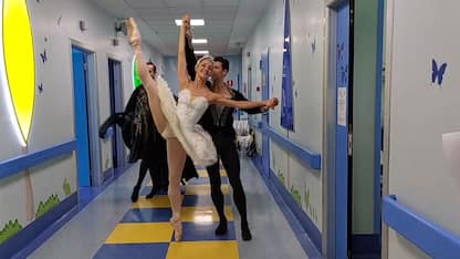 Roberto Bolle e Nicoletta Manni danzano all'ospedale Buzzi. VIDEO