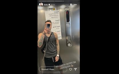 Fedez annuncia le dimissioni dall'ospedale con un selfie in ascensore