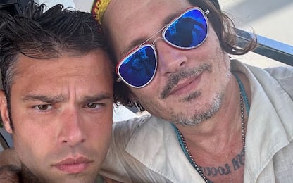 Fedez in barca a Saint Tropez con Johnny Depp. FOTO