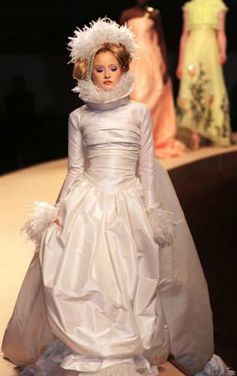 A model presents a wedding dress by fashion designer Karl Lagerfeld, 18 January 2000 in Paris for the Chanel Haute Couture Spring-Summer 2000 collection. (Photo by PIERRE VERDY / AFP) (Photo by PIERRE VERDY/AFP via Getty Images)
