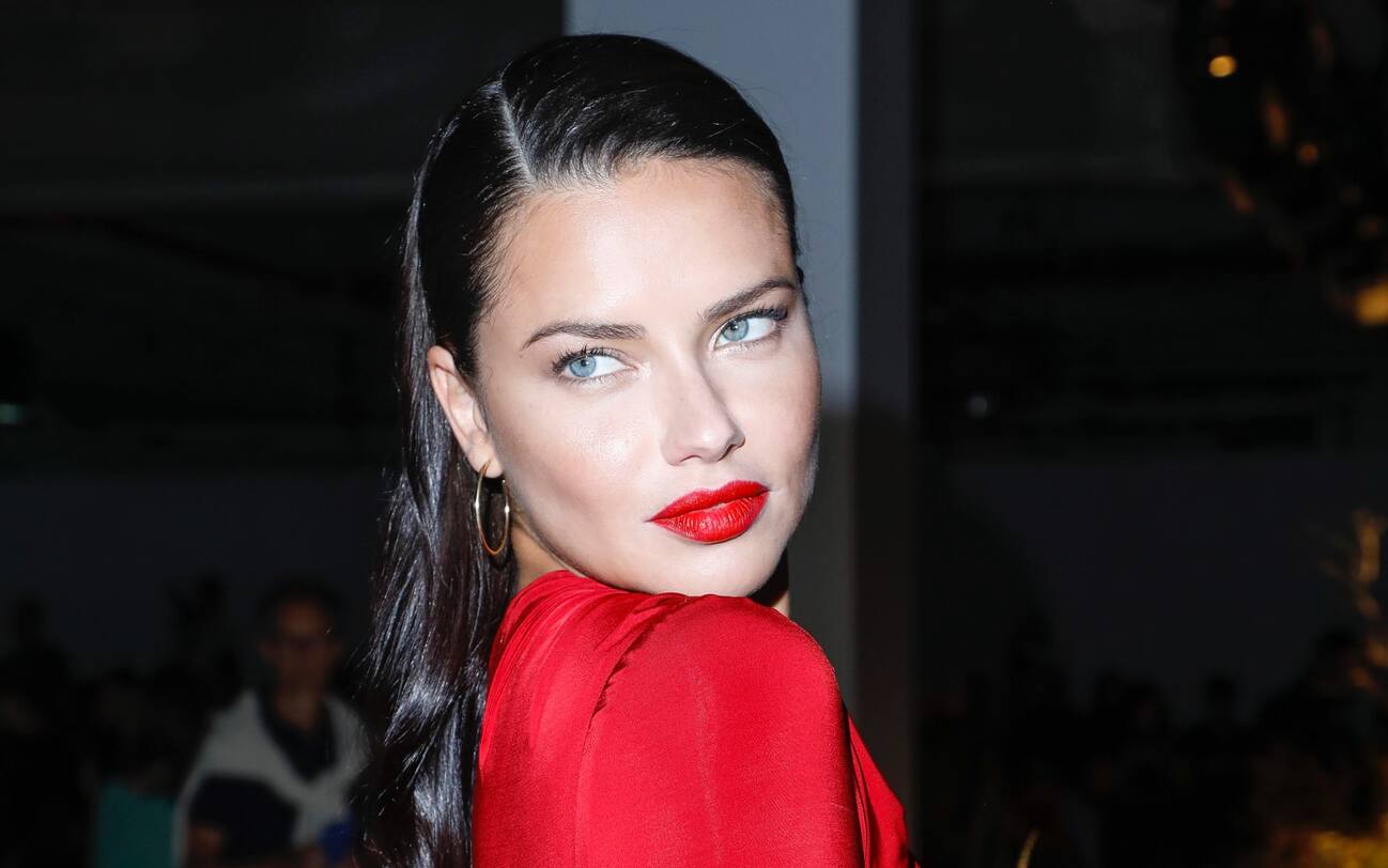 Adriana Lima compie oggi anni i look più belli della top model brasiliana FOTO Sky TG