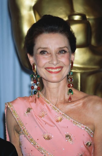 Actress Audrey Hepburn (1929 - 1993) presents the award for Best Costume Design at the 58th Annual Academy Awards in Los Angeles, 24th March 1986. (Photo by Maureen Donaldson/Getty Images)