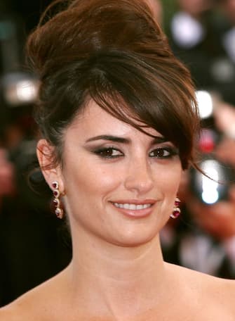 CANNES, FRANCE - MAY 28:  Actress Penelope Cruz, winner Best Supporting Actress Award attends the 59th International Cannes Film Festival Closing Dinner during the 59th International Cannes Film Festival May 28, 2006 in Cannes, France.  (Photo by Francois Durand/Getty Images)