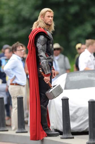 123430987 NEW YORK, NY - SEPTEMBER 02: Actor Chris Hemsworth films a scene at "The Avengers" movie set in Central Park on September 2, 2011 in New York City. (Photo by Ray Tamarra/Getty Images)