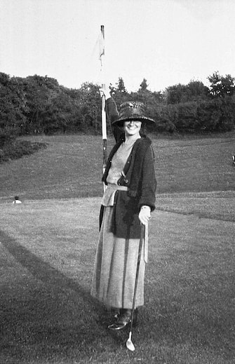 UNSPECIFIED - APRIL 08:  Gabrielle Chasnel called Coco Chanel (1883-1971), french fashion designer, here playing golf c.1910  (Photo by Apic/Getty Images)