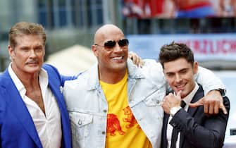 epa05999706 US actors/castmembers David Hasselhoff (L), Dwayne Johnson (C) and Zac Efron (R) pose during a photocall for 'Baywatch' in Berlin, Germany, 30 May 2017. The movie will open in German theaters on 01 June.  EPA/CARSTEN KOALL