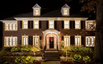 SPL5277800_002 MUST CREDIT: Sarah Crowley/Splash News
A Holiday Wish Come True! The Real-Life 'Home Alone' House is Now Bookable on Airbnb. For the first time ever, the iconic Chicago mansion will be available for an overnight stay, only on Airbnb. On December 12, Kevin’s big brother Buzz will host guests in the infamous digs to experience a McCallister Christmas for only $25!
During the one-night stay, up to four guests will enjoy a cozy holiday scene with twinkling lights and a perfectly trimmed tree in celebration of the season, Booby traps galore, all the ‘90s junk food their hearts desire (including Chicago’s finest pizza and a candlelit dinner of highly nutritious microwavable macaroni and cheese), a meet and greet with a real-life tarantula, and more! Bookings will open on Tuesday, Dec. 7 at 1 p.m. CT at airbnb.com/homealone.
Pictured: General views - Home Alone house
Ref: SPL5277800 011221 NON-EXCLUSIVE
Picture by: Sarah Crowley / SplashNews.com
Splash News and Pictures
USA: +1 310-525-5808
London: +44 (0)20 8126 1009
Berlin: +49 175 3764 166
photodesk@splashnews.com
World Rights,